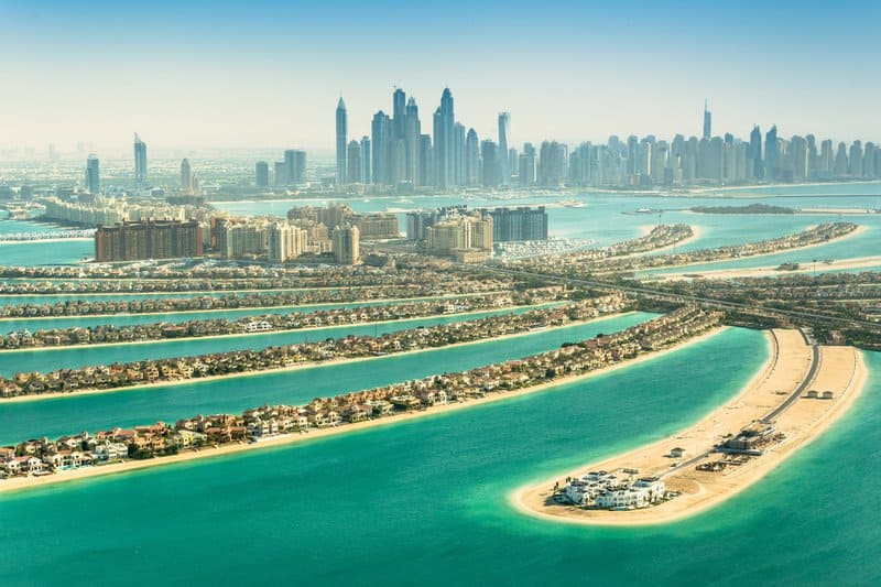Vue aérienne de Palm Jumeirah, Dubaï, avec des promoteurs immobiliers à l'horizon DUBAI - Haaz Properties