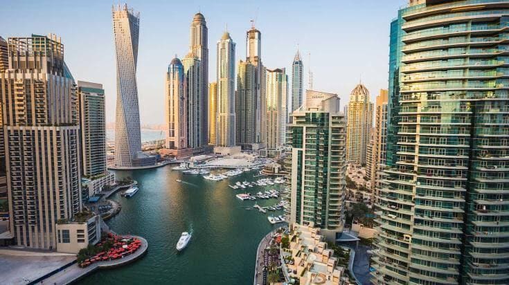 Marina de Dubaï avec gratte-ciels et bateaux - Agence immobilière française à Dubaï DUBAI - Haaz Properties