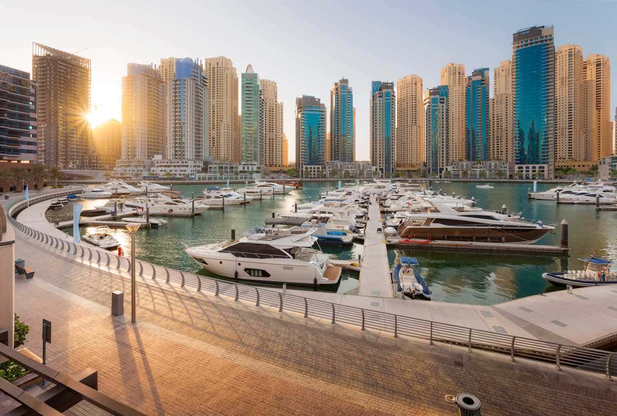 Marina de Dubaï avec yachts et gratte-ciel, investissement immobilier à Dubaï DUBAI - Haaz Properties
